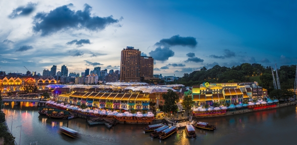 Набережная Кларк Ки (Clarke Quay) - место сосредоточение всевозможных ресторанчиков и увеселительных заведений