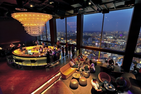 Бар New Asia на 71-м этаже базового отеля 5* - Swissotel The Stamford