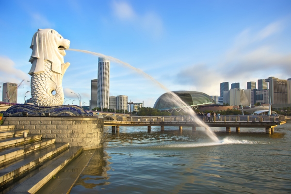 Символ Сингапура - Мерлайон (Merlion) на фоне Еспланады и Swissotel the Stamford, днем и вечером